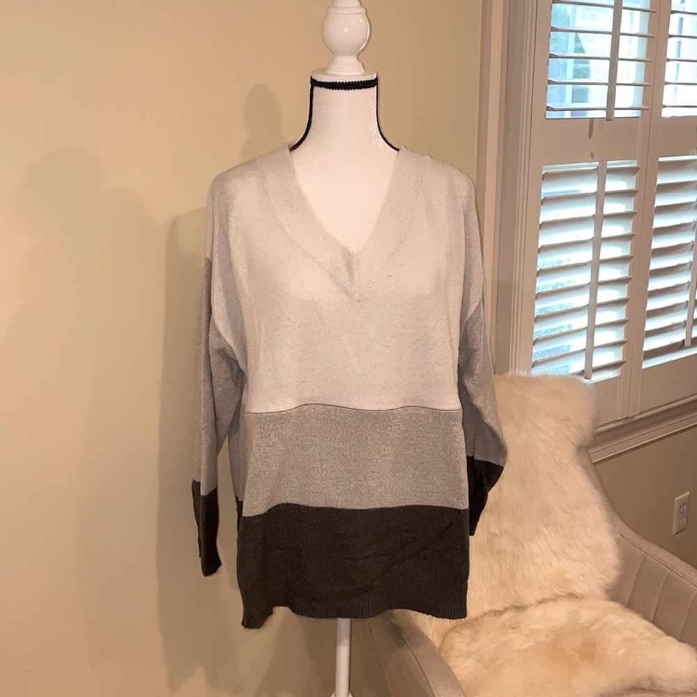 Nursing Queen: V-Neck Colorblock XL Nursing Sweater - Gray & Black